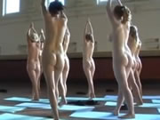 一群鬼妹裸體練習柔軟瑜伽